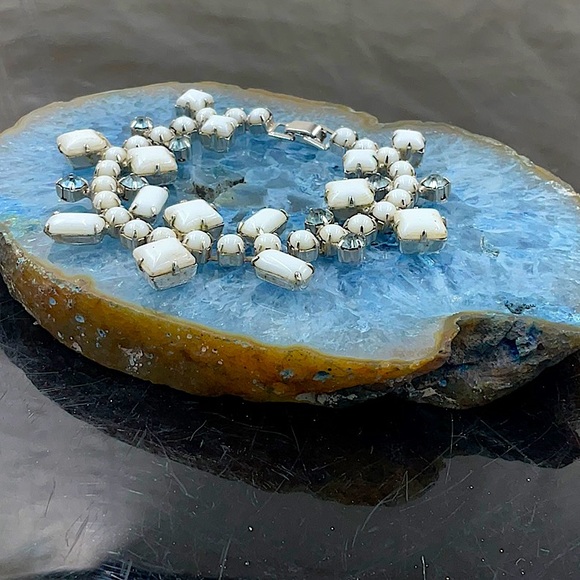 Vtg, (1940-1950) Pure Whitt Milk Glass Bracelet With Blue Glass Rhinestones - Picture 6 of 9